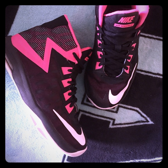 Nike’s Girls Like New US 5 - Picture 1 of 1